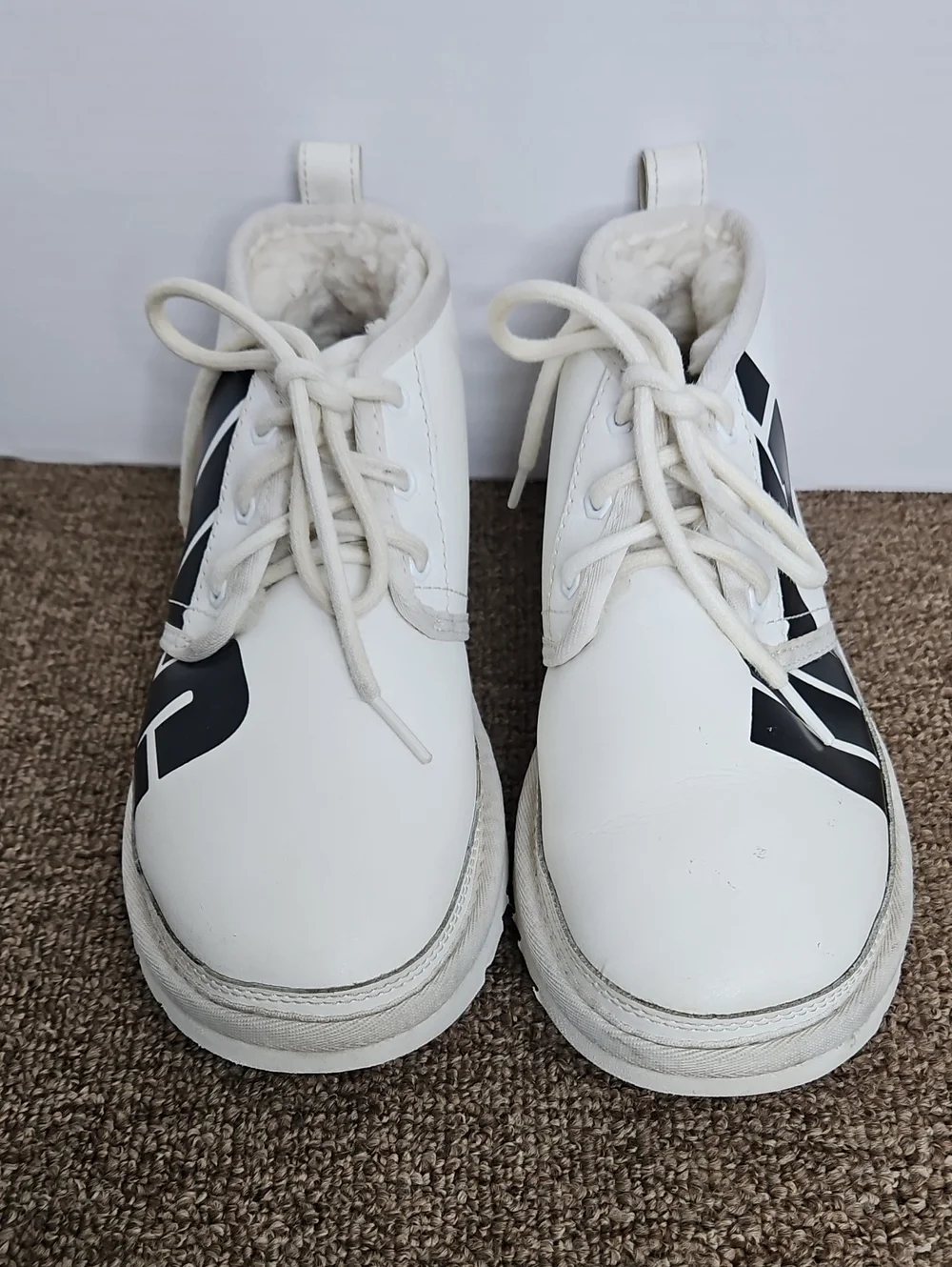 UGG Boots Neumel Chukka White & Black Leather Graphic Logo Sz 5 36